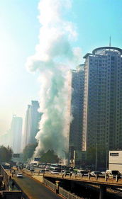 郑州热力管道爆裂路面被冲开 现场如灾难大片
